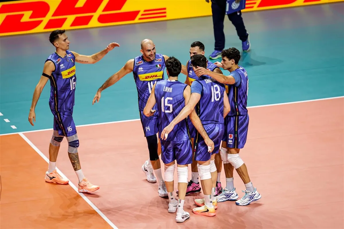 Mattarella sotto la pioggia di Napoli resiste per amore del volley. Poi saluta gli azzurri - La Gazzetta dello Sport