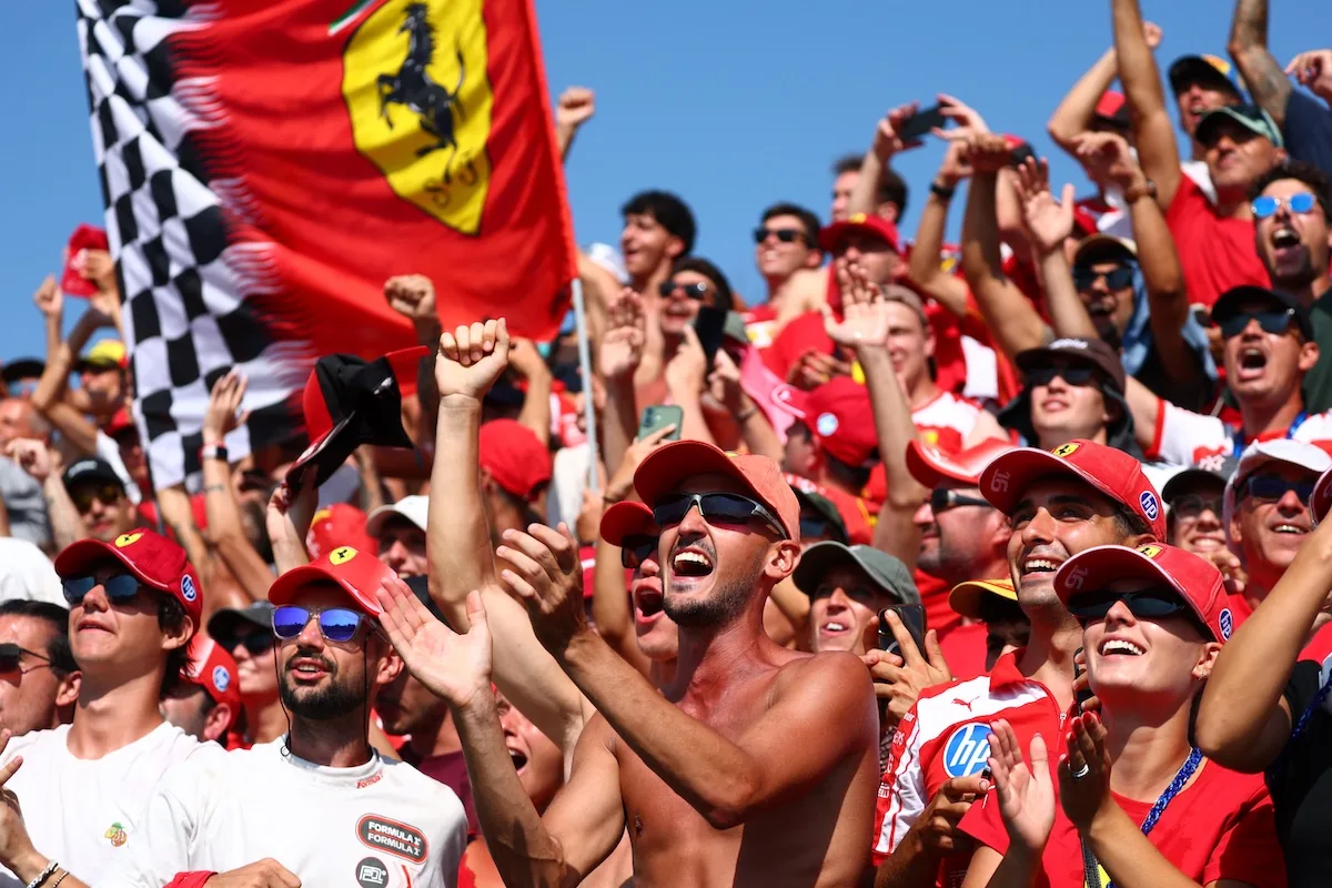 Kimi si prende anche i ferraristi: tifo da stadio e tutti cantano "Sarà perché ti amo" sotto il podio